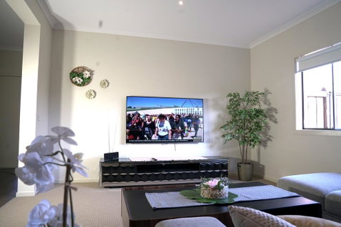 6 Bedrooms Contemporary Big House At Pakenhem - Your Accommodation 3