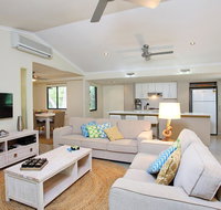 6 Orania Court - Rainbow Shores Absolutely gorgeous beach side property within 200 metres walk to the beach - Your Accommodation