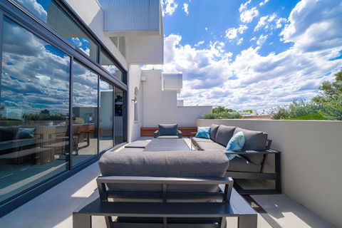 Elegant 3BR Apt -Bondi Junction & Stunning Skyline - Your Accommodation 0