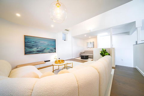 Elegant 3BR Apt -Bondi Junction & Stunning Skyline - Your Accommodation 1
