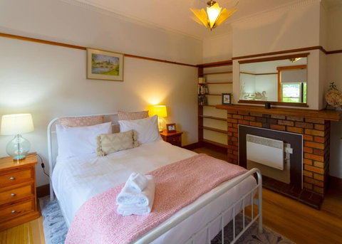 Elm Trees Of Ross Cottage - Your Accommodation 3