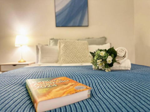 FC104 -1 BATH 2 BR Modern Oasis With, Pool & Gym - Your Accommodation 2