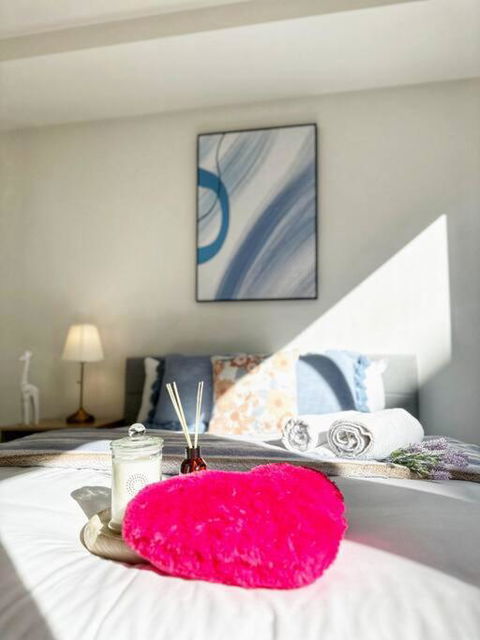FC104 -1 BATH 2 BR Modern Oasis With, Pool & Gym - Your Accommodation 0