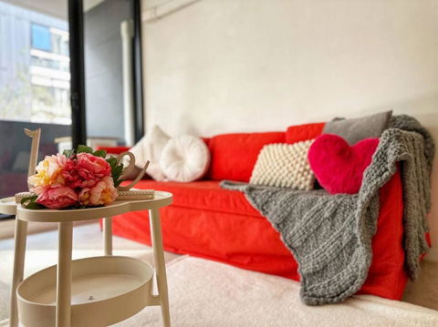 FC104 -1 BATH 2 BR Modern Oasis With, Pool & Gym - Your Accommodation 1
