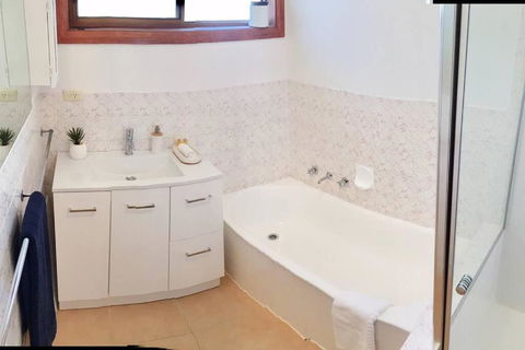 FERNLY BFast, WiFi Nflx AC Walk2Pizza Liquor Deli, - Your Accommodation 2