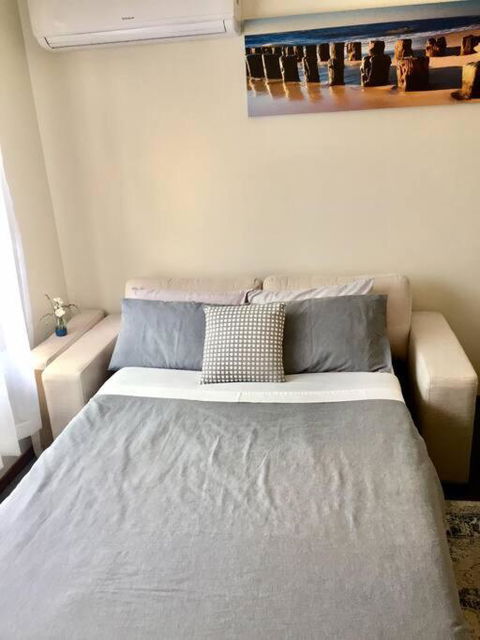 FERNLY BFast, WiFi Nflx AC Walk2Pizza Liquor Deli, - Your Accommodation 1