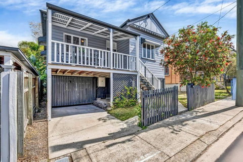 Gabba Central 2 Separate Homes 1 Block 6 Bdrms - Your Accommodation 0