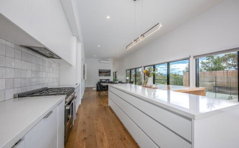 Glamour In Gisborne - With Spa! - Your Accommodation 2
