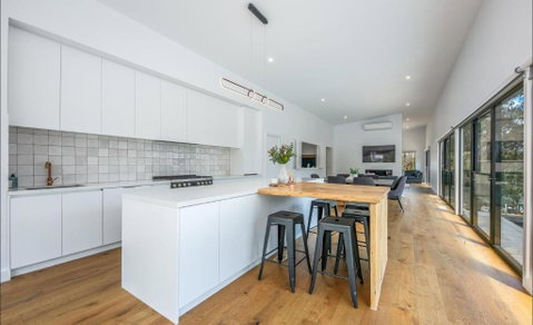 Glamour In Gisborne - With Spa! - Your Accommodation 3