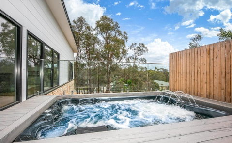 Glamour In Gisborne - With Spa! - Your Accommodation 0