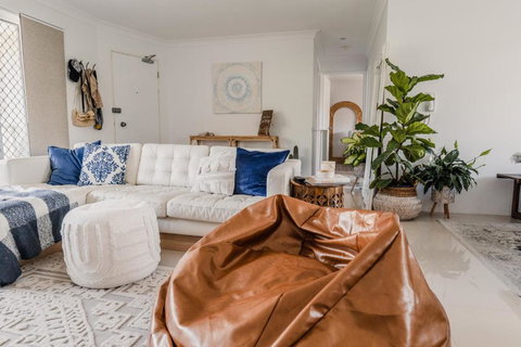 HEART OF BURLEIGH Holiday Villa - Perfect Location With Pools - Your Accommodation 2