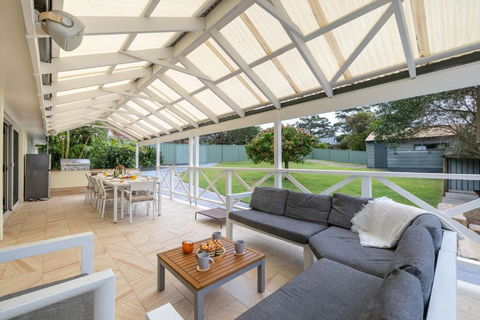 Illaroo House 16 Verona Rd - Pet Friendly, Boat Parking, Wi-Fi - Your Accommodation 1