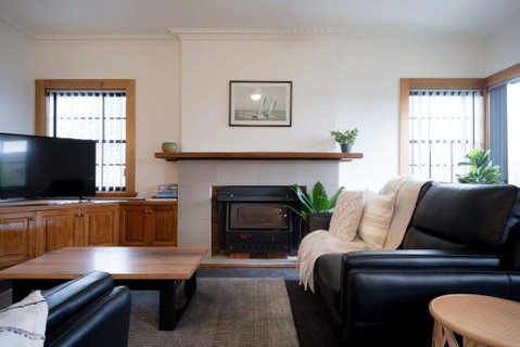 Homely Abode - Near City With Parking - Your Accommodation 1