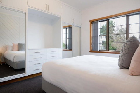 Homely Abode - Near City With Parking - Your Accommodation 2