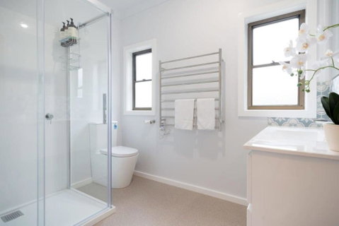 Homely Abode - Near City With Parking - Your Accommodation 3