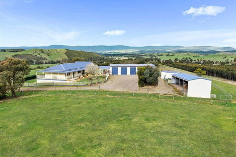 IRONBARK FARM Farmhouse On 52 Acres In The Scenic Yarra Valley - Your Accommodation 1