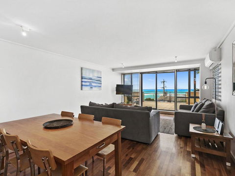 APARTMENT 12 PACIFIC APARTMENTS- Across From The Pier - Your Accommodation 1