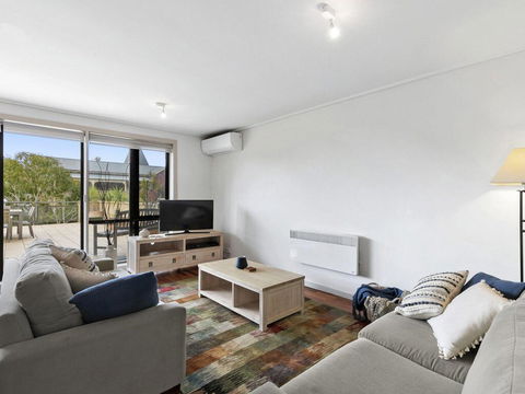 APARTMENT 23 PACIFIC APARTMENTS - Sit On The Deck And Soak In The View - Your Accommodation 3