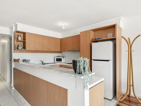 APARTMENT 23 PACIFIC APARTMENTS - Sit On The Deck And Soak In The View - Your Accommodation 2
