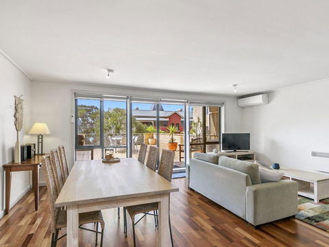 APARTMENT 23 PACIFIC APARTMENTS - Sit On The Deck And Soak In The View - Your Accommodation 1