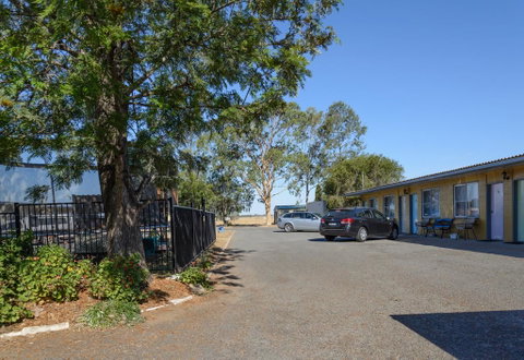 Artesian Motor Inn - Your Accommodation 0