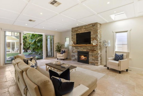Luxury Beach House - Footsteps To Beach - Your Accommodation 1
