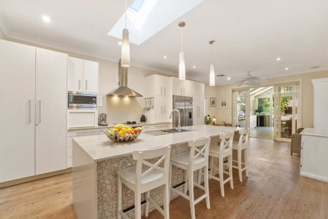 Luxury Beach House - Footsteps To Beach - Your Accommodation 3