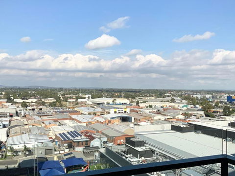 M-city Apartment - Executive Twin King Ensuites - Fully Equipped - Free Parking, Fast Wifi, Smart TV, Netflix, Complementary Drinks & Amenities - M-city Shopping Centre Clayton 3168 - Your Accommodation 3