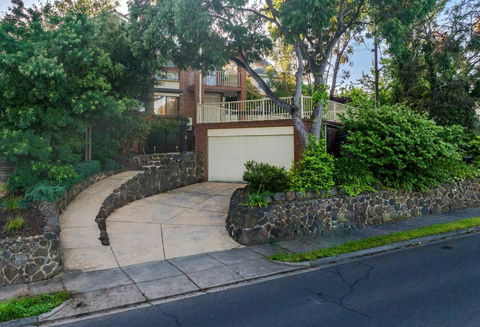 Magnificent Eltham House With Stunning View - Your Accommodation 1