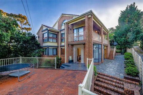 Magnificent Eltham House With Stunning View - Your Accommodation 3