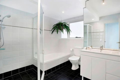 MAN29 - Beautiful 2 BR Apartment Manly Wharf Views - Your Accommodation 3