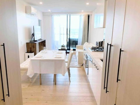 M-city Shopping Center Apartment - Executive Twin King Ensuites - Fully Equipped - Free Parking, Fast Wifi, Smart TV, Netflix, Complementary Drinks & Amenities - Clayton 3168 - Your Accommodation 0