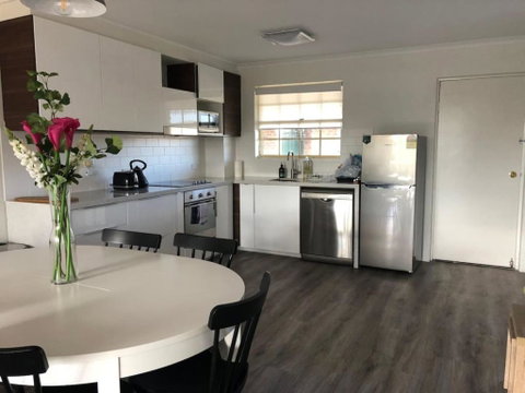 Modern 2BR Apartment With Parking - Your Accommodation 2