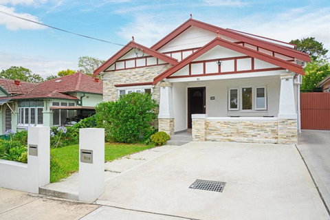 Mins To Mall Convenient 3 Beds Classic Charm Home - Your Accommodation 0