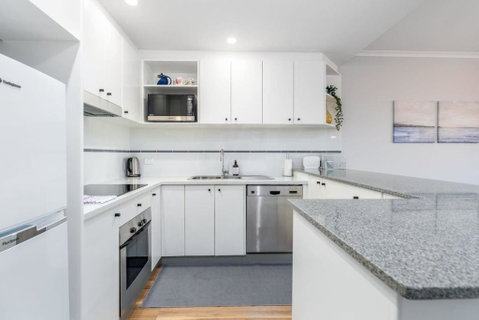 Modern And Homely 2BR Burke Crescent Apartment - Your Accommodation 3