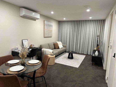 Modern Griffith Apartment - Your Accommodation 2