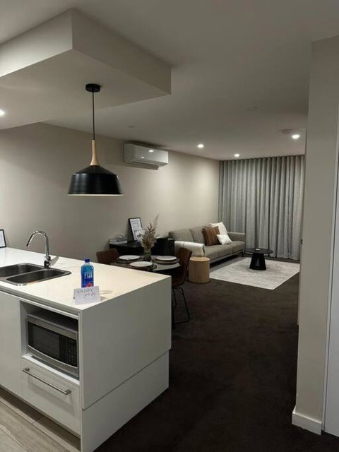 Modern Griffith Apartment - Your Accommodation 1