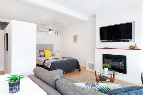 Modern Stylish Self-contained Studio Apartment - Your Accommodation 0