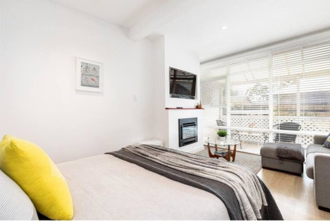 Modern Stylish Self-contained Studio Apartment - Your Accommodation 2