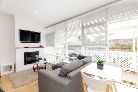 Modern Stylish Self-contained Studio Apartment - Your Accommodation 1