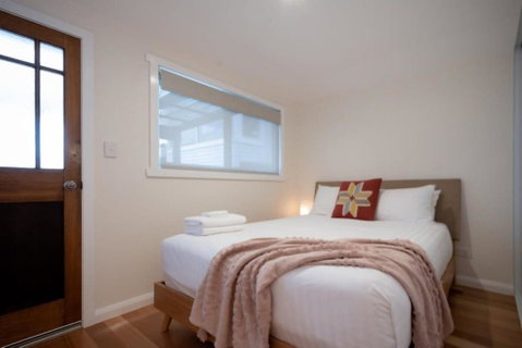 Modern Self Contained Unit Views Parking And WiFi - Your Accommodation 3