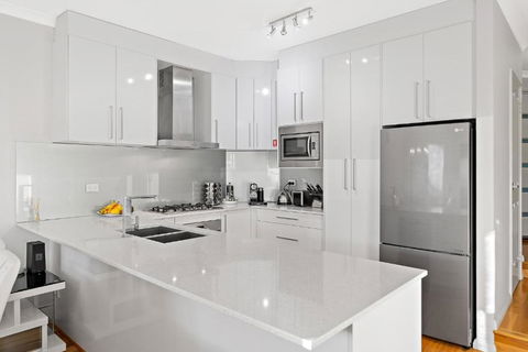 Modern Scarborough Townhouse - Your Accommodation 3