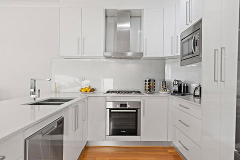 Modern Scarborough Townhouse - Your Accommodation 2