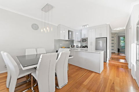 Modern Scarborough Townhouse - Your Accommodation 0