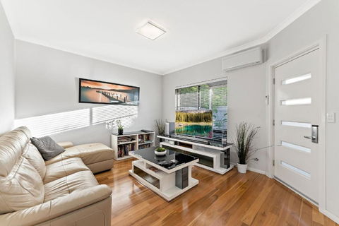 Modern Scarborough Townhouse - Your Accommodation 1