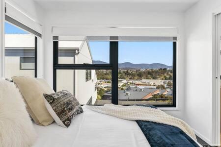 Mountain View Villa-close To Shops-10min To CBD - Your Accommodation 2