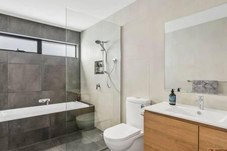 Mountain View Villa-close To Shops-10min To CBD - Your Accommodation 1
