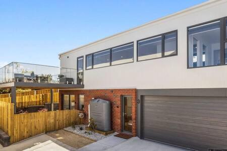 Mountain View Villa-close To Shops-10min To CBD - Your Accommodation 3