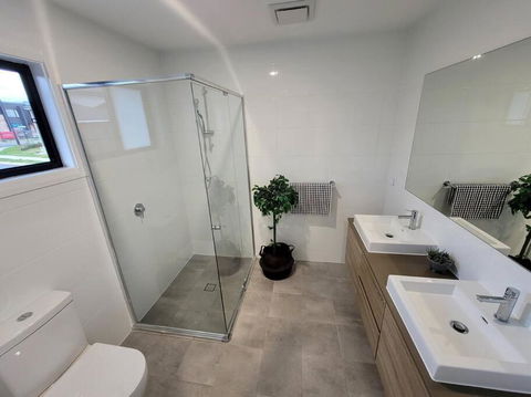 New 5 Bedroom House In Rousehill - Your Accommodation 2