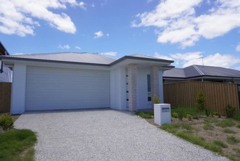 New Utopia 4 Bedrooms House Near Springfield - Your Accommodation 1